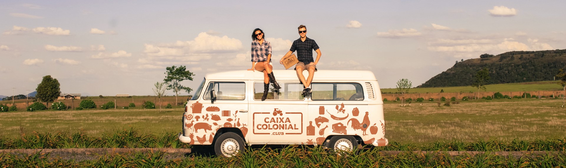 Jeferson e Andrea na kombi da Caixa Colonial